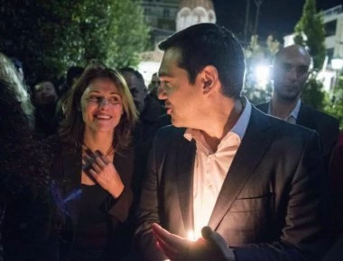 O A.Tσίπρας ξένοιαστος στην Τήλο: Κάνει ποδηλατάδα και παίζει μπάλα με τα παιδιά του